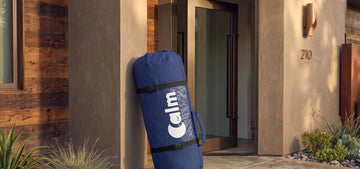 Colchón en caja de Calm comprimido en tula en la entrada de una habitación