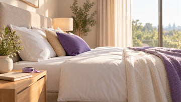 Dormitorio ordenado con cinta métrica y libreta para elegir colchón