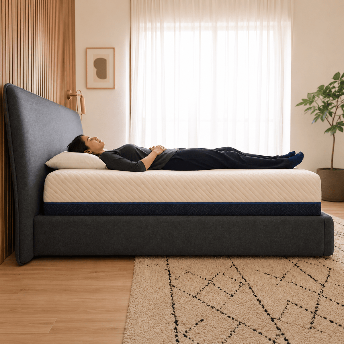 Mujer durmiendo boca arriba sobre un colchón Calm Ultra Lux