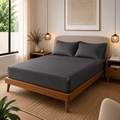Cama tendida con sábanas Calm Bambú 230 color gris oscuro