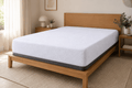 Cama con el protector de colchón Calm Shield Terry instalado