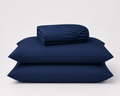 Semijuego de sábanas Calm Microfiber color azul doblado con sus fundas