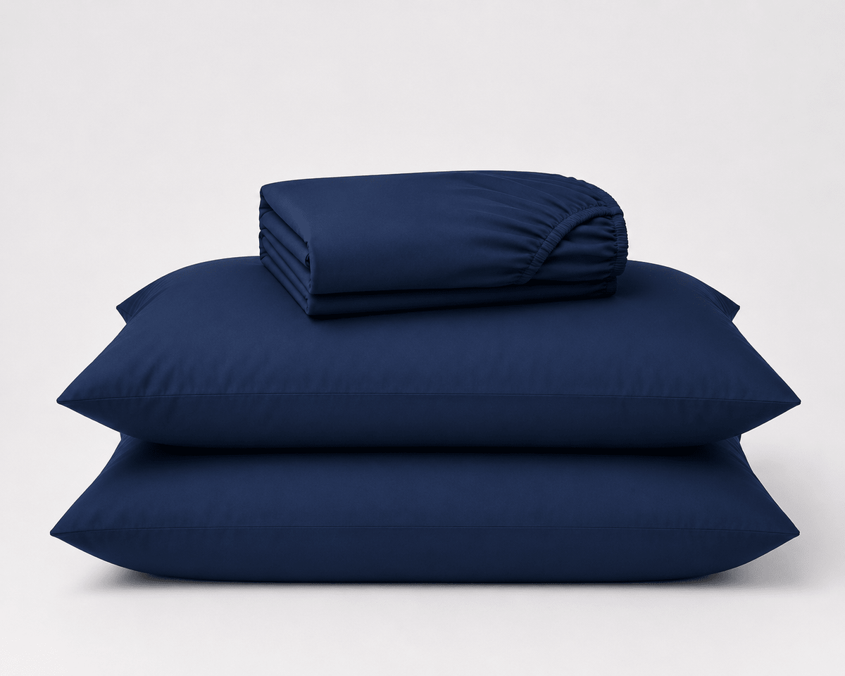 Semijuego de sábanas Calm Microfiber color azul doblado con sus fundas
