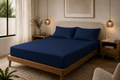 Cama tendida con sábanas Calm Microfiber color azul