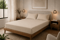 Cama tendida con sábanas Calm Microfiber color beige