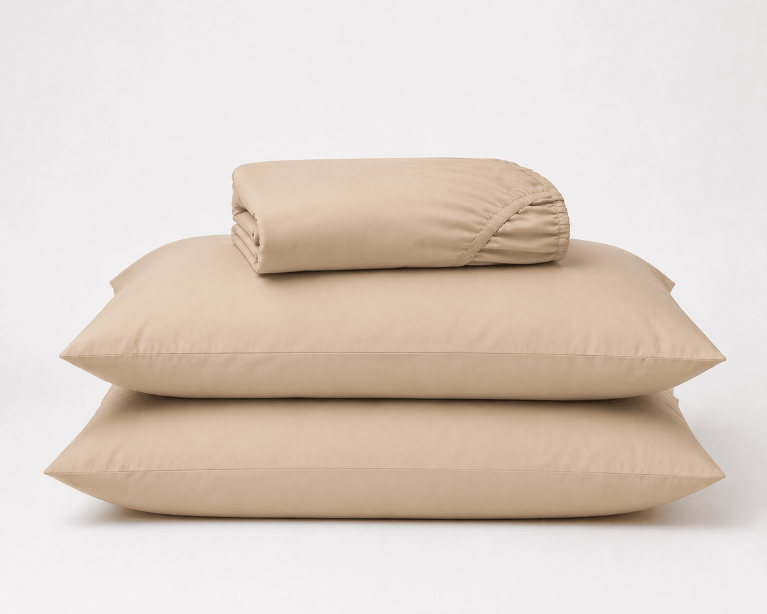 Semijuego de sábanas Calm Microfiber color beige doblado con sus fundas