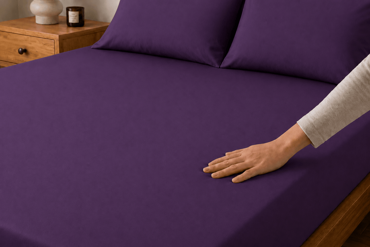 Mano sobre las sábanas Calm Microfiber color púrpura