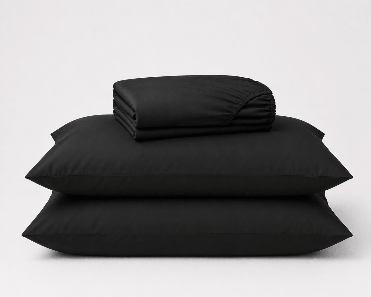 Semijuego de sábanas Calm Microfiber color negro doblado con sus fundas