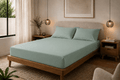 Cama tendida con sábanas Calm Microfiber color verde menta
